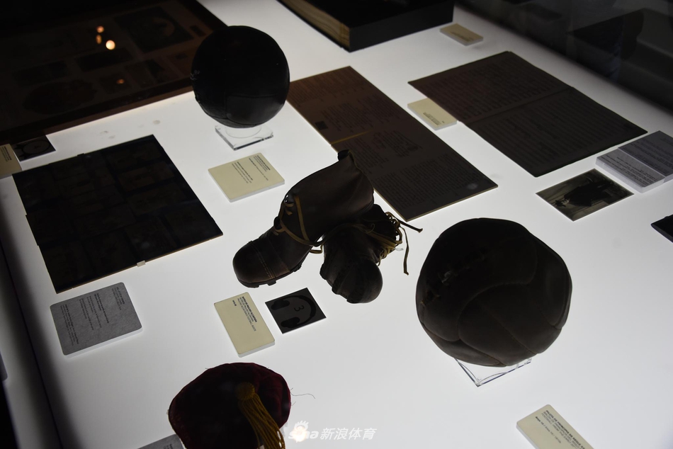 新浪体育带你走进巴萨博物馆 梅西金靴快放不下