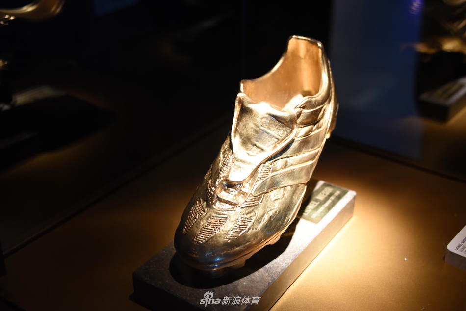 新浪体育带你走进巴萨博物馆 梅西金靴快放不下
