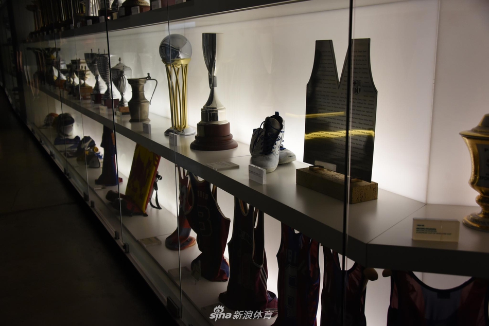 新浪体育带你走进巴萨博物馆 梅西金靴快放不下