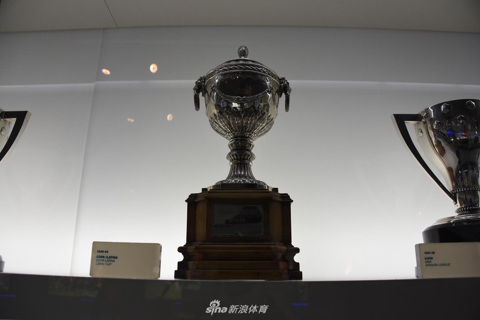 新浪体育带你走进巴萨博物馆 梅西金靴快放不下