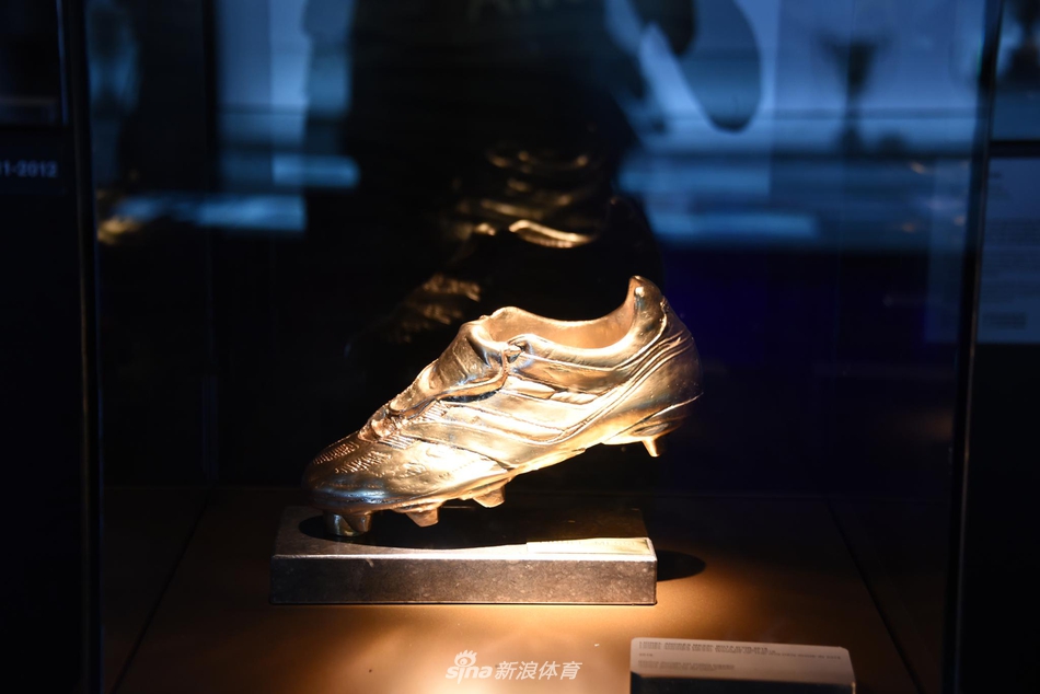 新浪体育带你走进巴萨博物馆 梅西金靴快放不下
