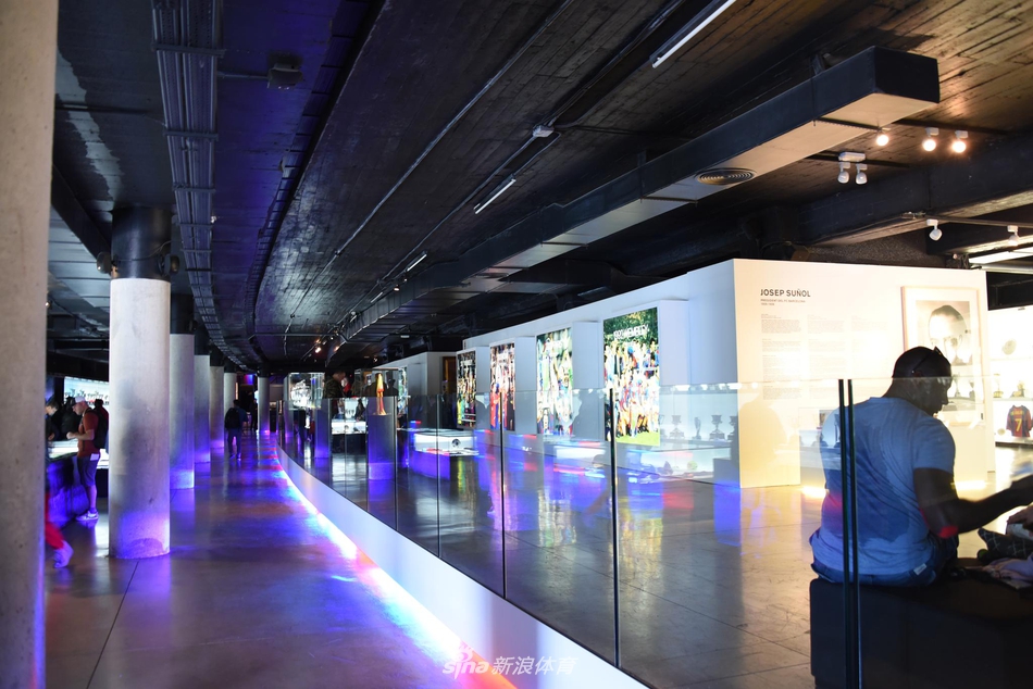 新浪体育带你走进巴萨博物馆 梅西金靴快放不下