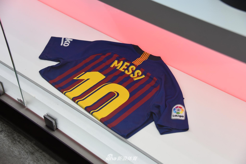 新浪体育带你走进巴萨博物馆 梅西金靴快放不下