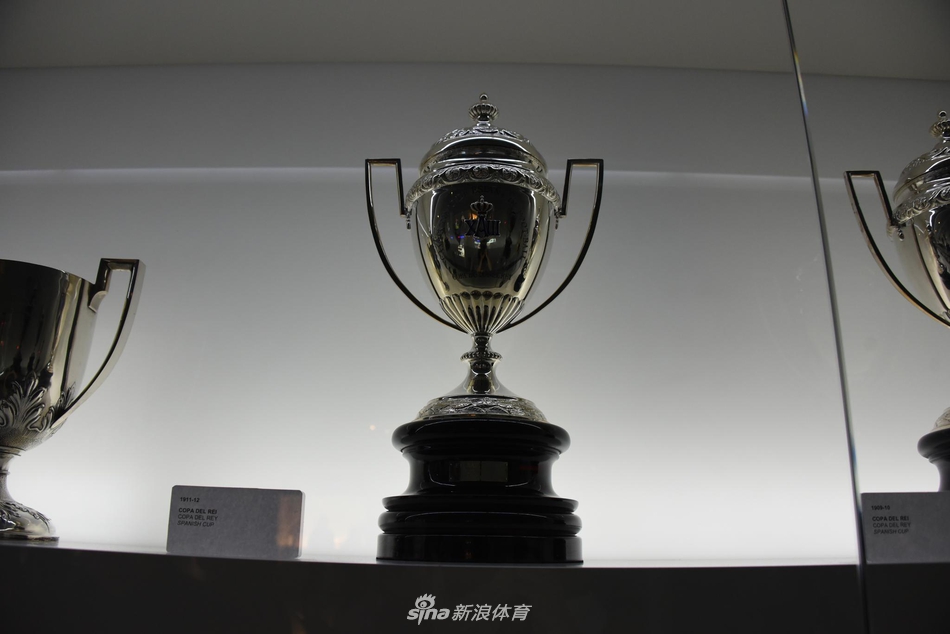 新浪体育带你走进巴萨博物馆 梅西金靴快放不下