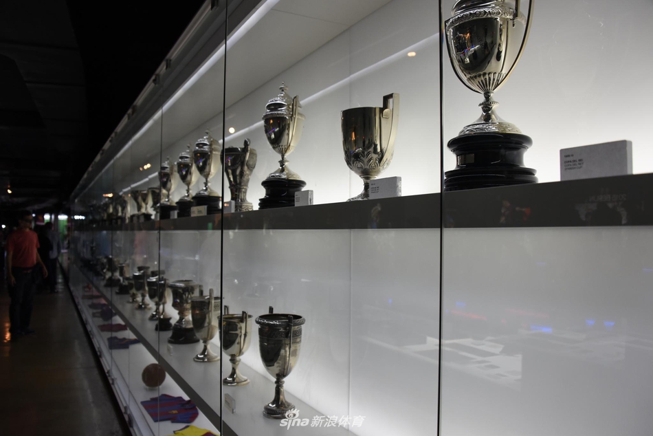 新浪体育带你走进巴萨博物馆 梅西金靴快放不下