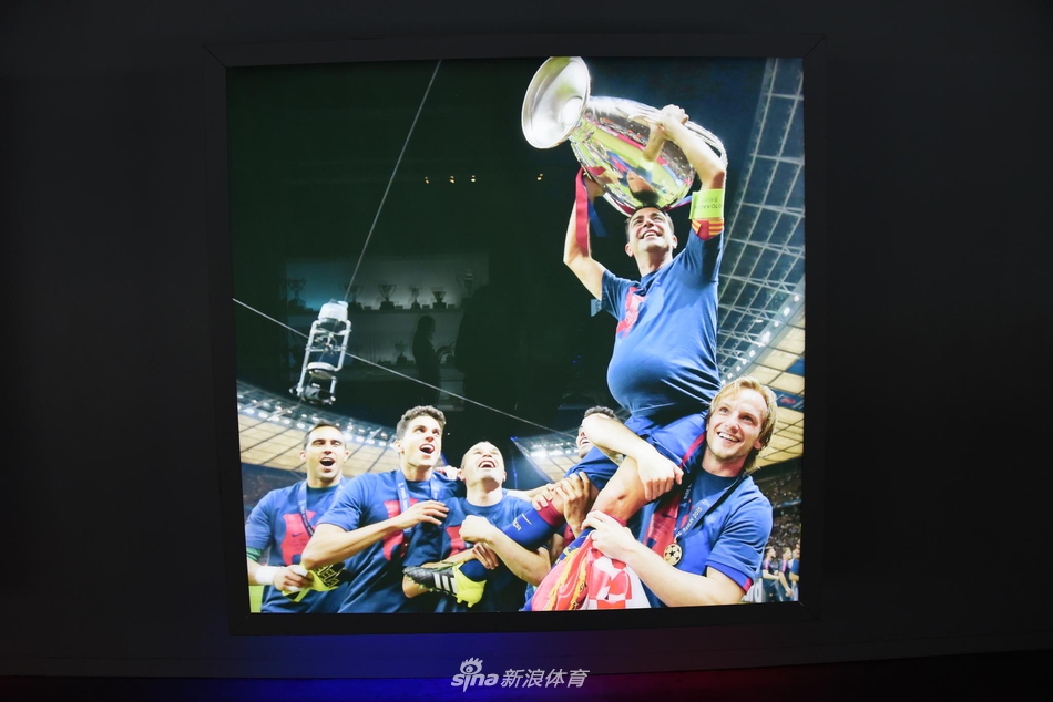 新浪体育带你走进巴萨博物馆 梅西金靴快放不下