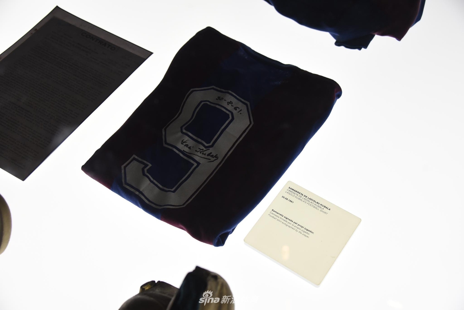 新浪体育带你走进巴萨博物馆 梅西金靴快放不下