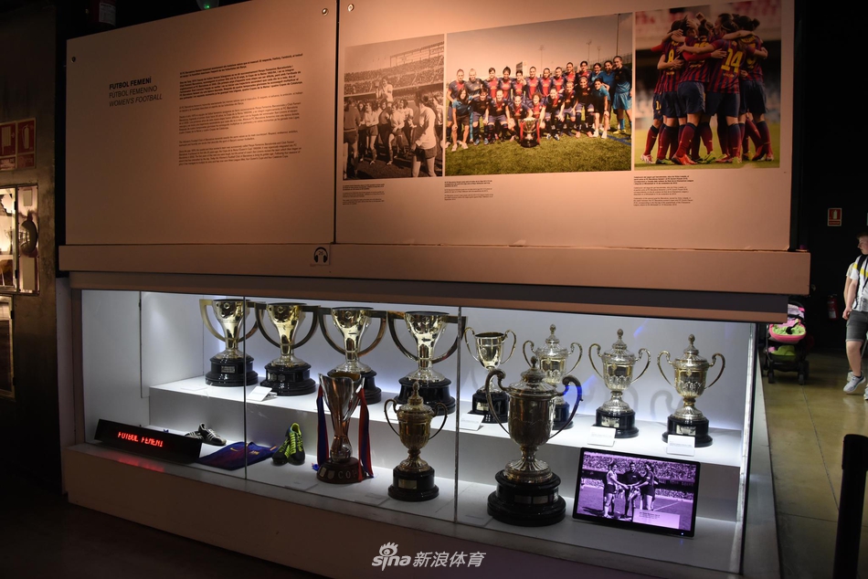 新浪体育带你走进巴萨博物馆 梅西金靴快放不下