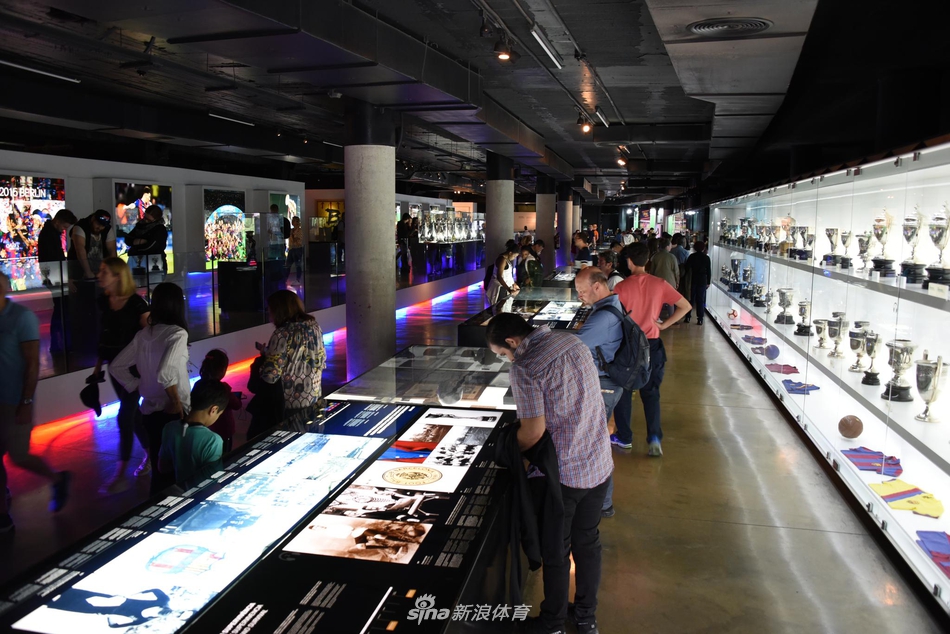 新浪体育带你走进巴萨博物馆 梅西金靴快放不下