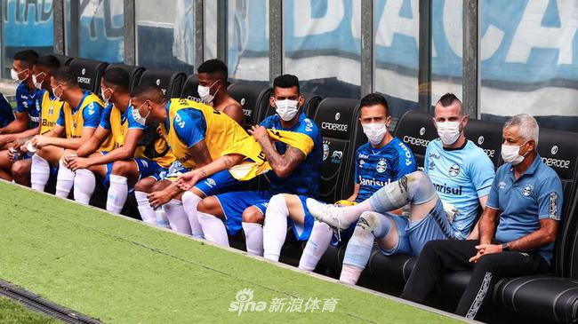 格雷米奥戴口罩出场抗议：疫情多重啊还踢比赛？