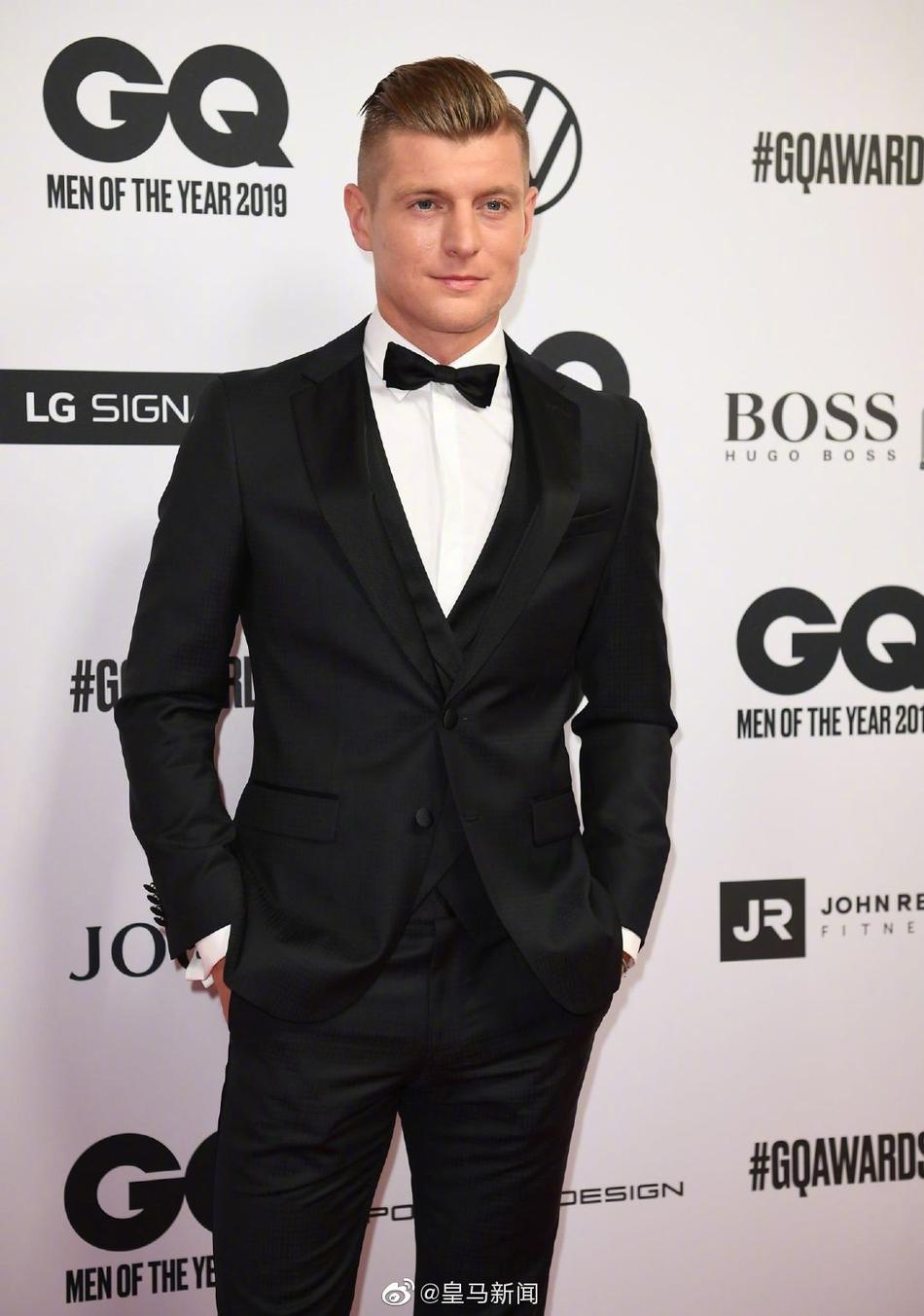 西装帅呆！克罗斯获年度偶像大奖