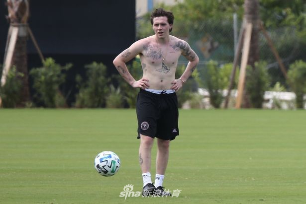 小贝和家人踢球裸上身秀起腹肌