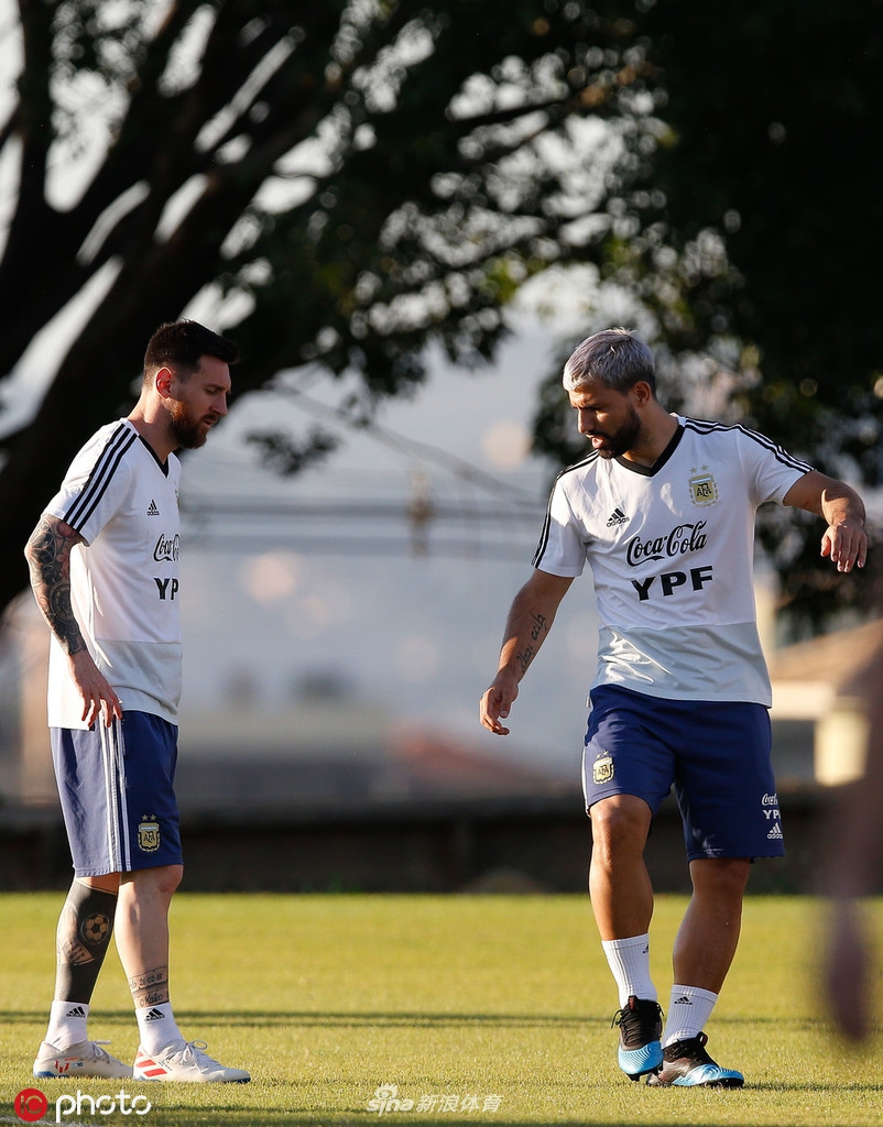 梅西一脸轻松 阿根廷备战美洲杯半决赛