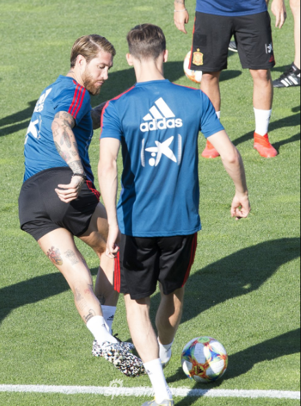 拉莫斯被谁怼了？西班牙训练中痛苦倒地