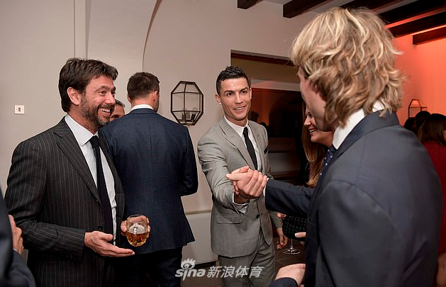 C罗携女友出席尤文圣诞晚宴