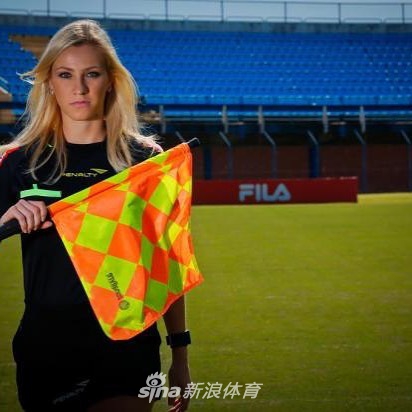 绝美容貌俏身材!因擦汗爆红的美女裁判