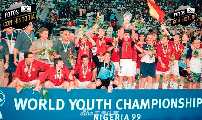 1999年拿到U20世界杯冠军（左下角为哈维）