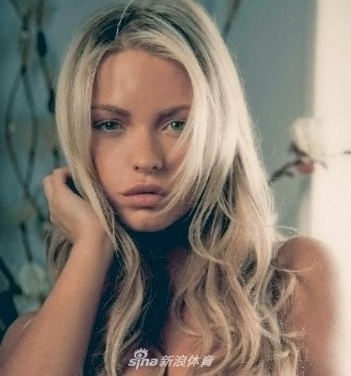 国米最美球迷半遮双球难掩性感