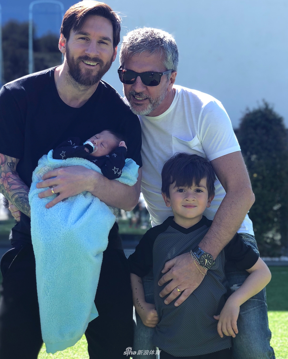 又晒全家福！梅西这一家真甜