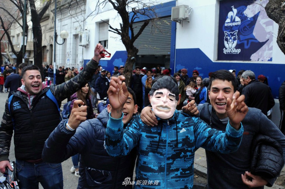 永远的神！老马重拾教鞭数万人迎接