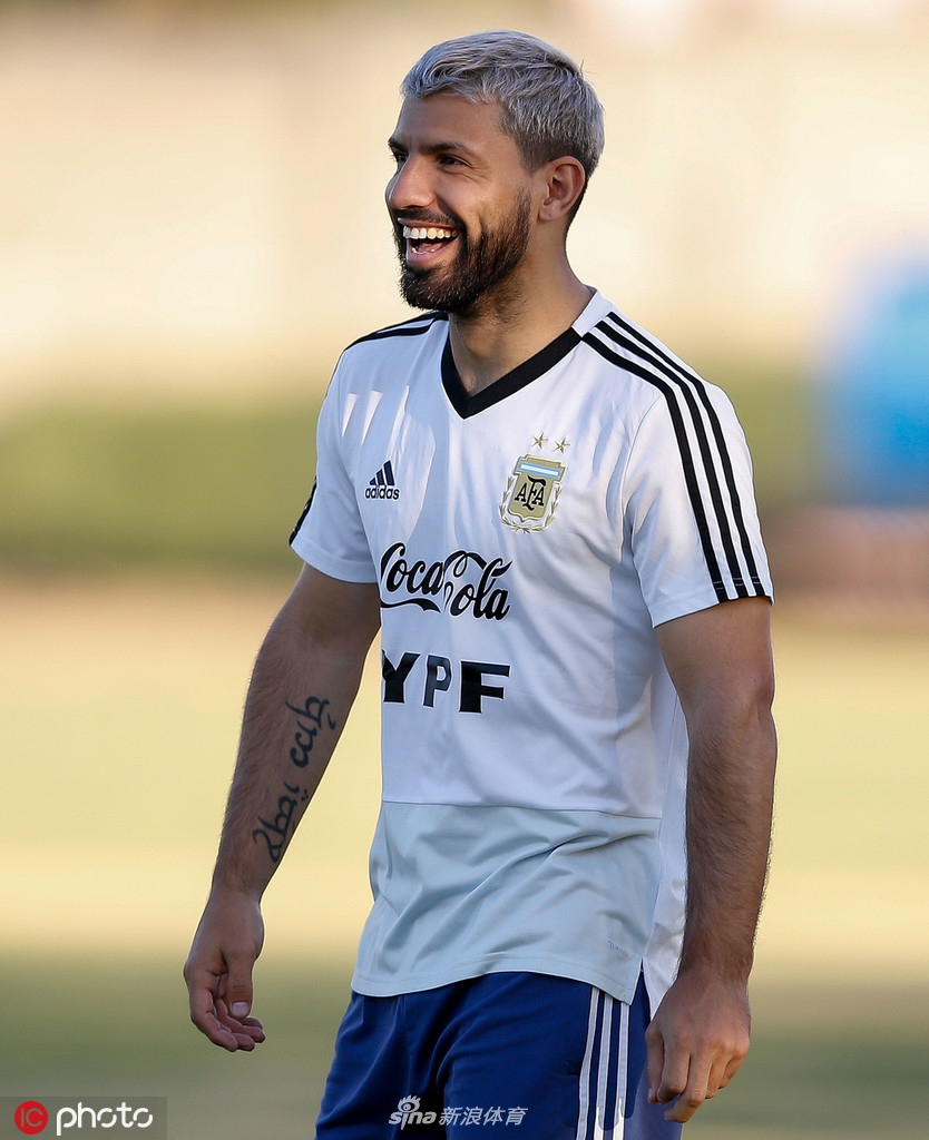 梅西一脸轻松 阿根廷备战美洲杯半决赛