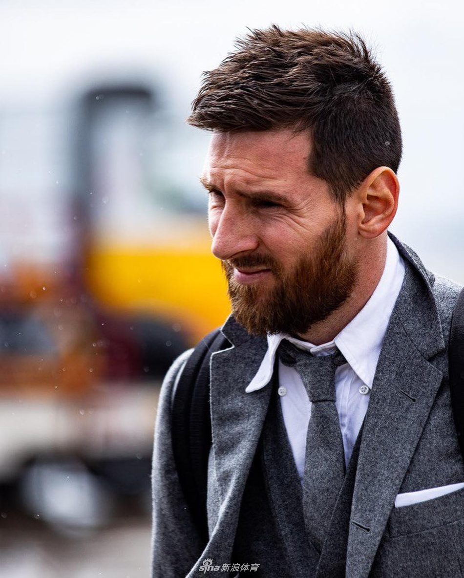 巴萨全队帅气西装出征!梅西太有型