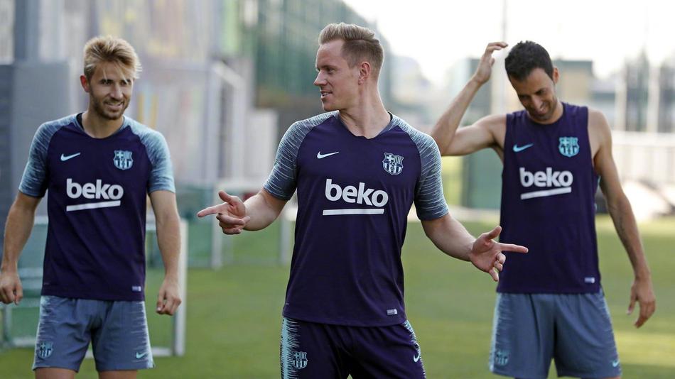 巴萨训练备战西超杯 梅西苏神脸上笑开花