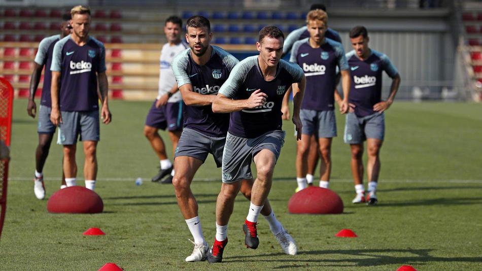 巴萨训练备战西超杯 梅西苏神脸上笑开花