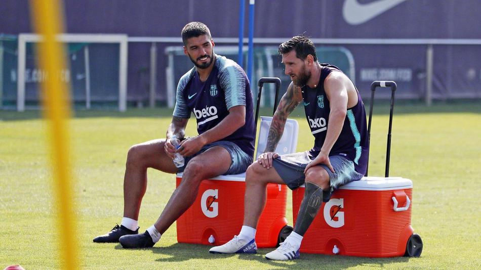 巴萨训练备战西超杯 梅西苏神脸上笑开花