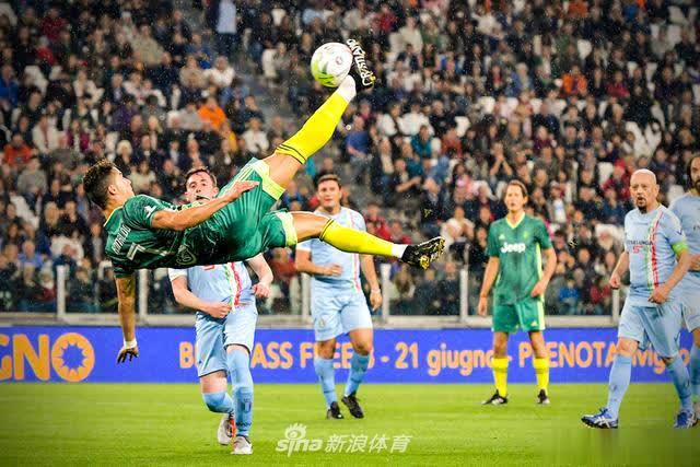 C罗慈善赛再演神级倒钩!搭档皮尔洛托蒂阵容太美