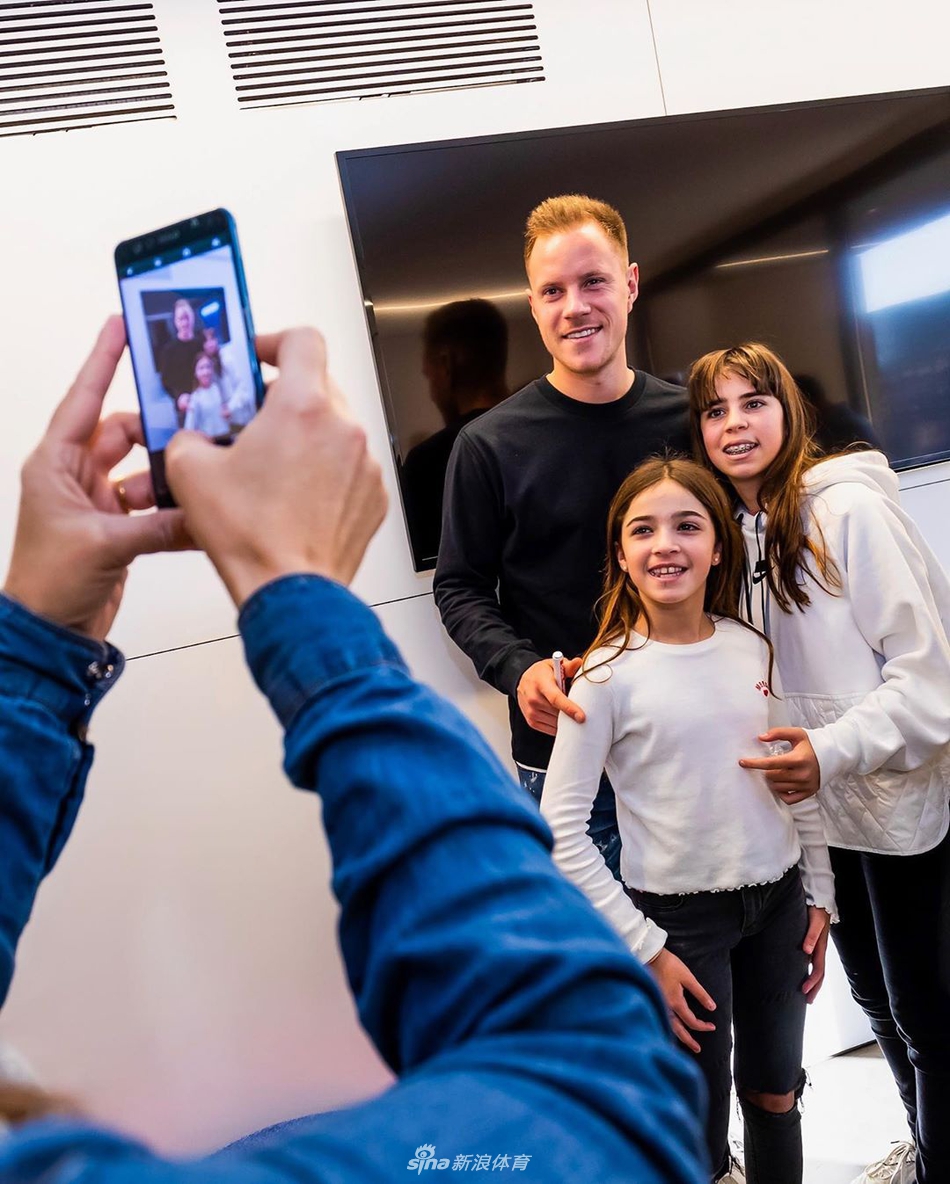 暖！巴萨球员为儿童医院送温暖