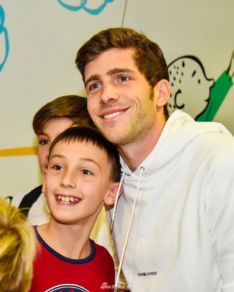 暖！巴萨球员为儿童医院送温暖