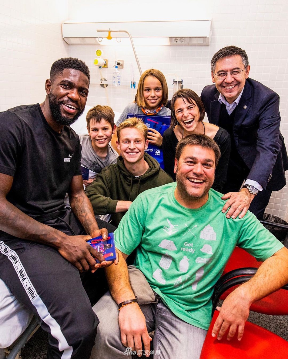 暖！巴萨球员为儿童医院送温暖