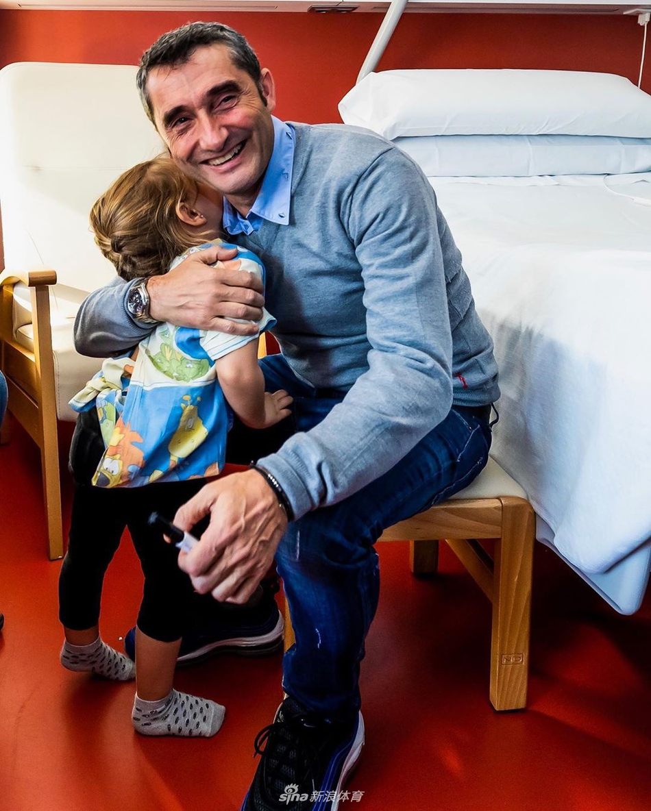 暖！巴萨球员为儿童医院送温暖