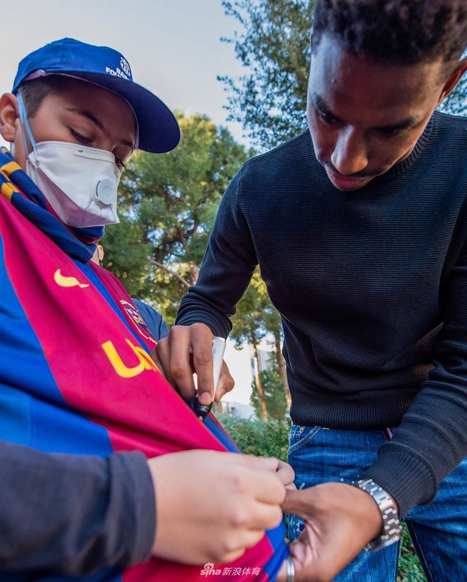 暖！巴萨球员为儿童医院送温暖