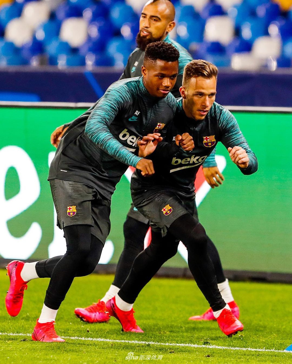 巴萨备战欧冠梅西笑开花