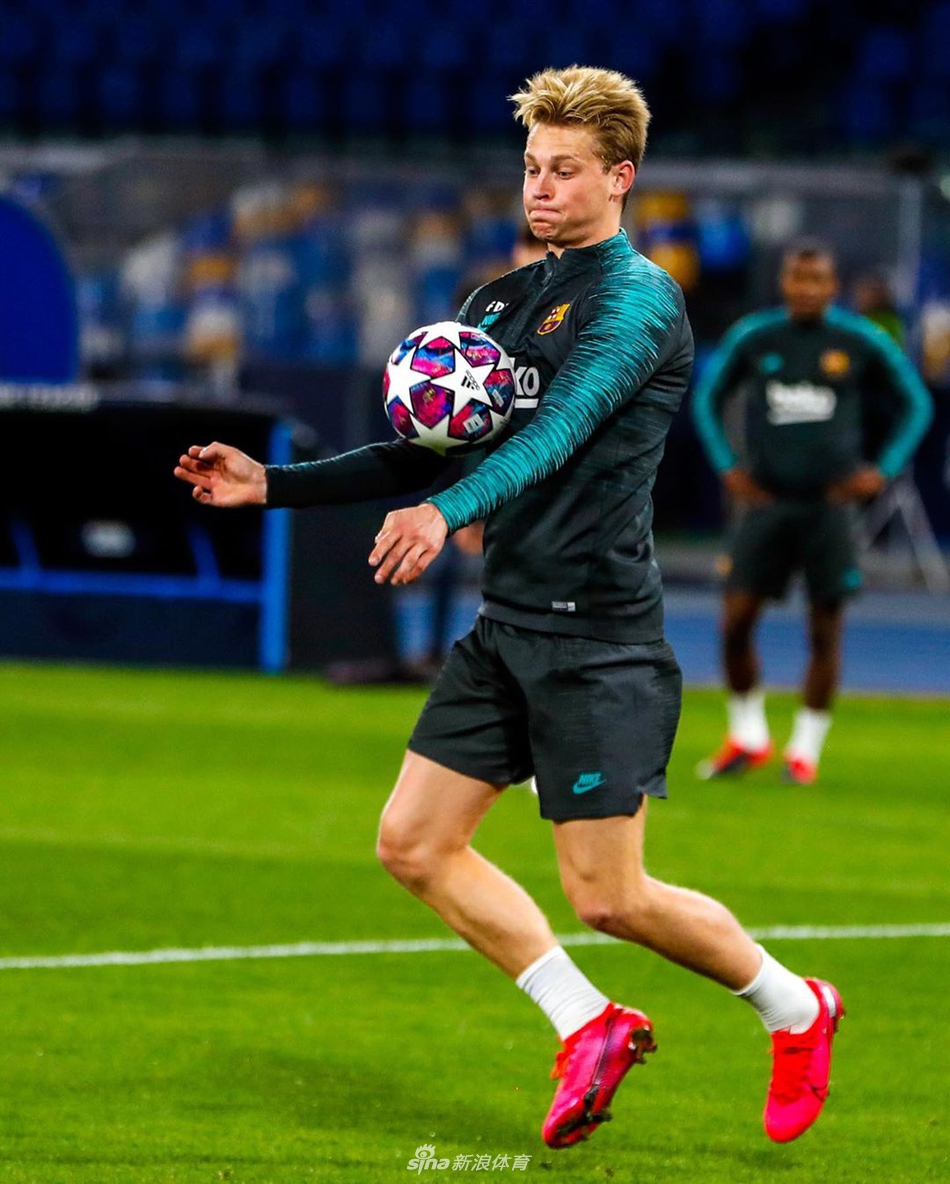 巴萨备战欧冠梅西笑开花