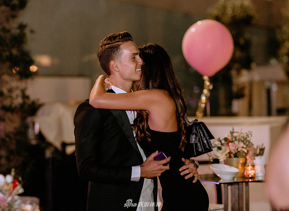 巴萨大将又撒狗粮！有这女友夫复何求？