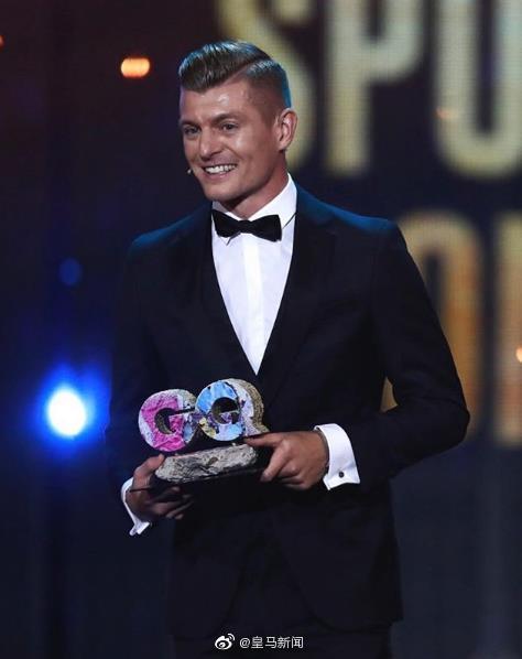 西装帅呆！克罗斯获年度偶像大奖