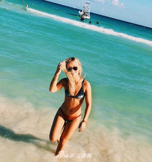 清纯可人！德容女友健美身材小清新