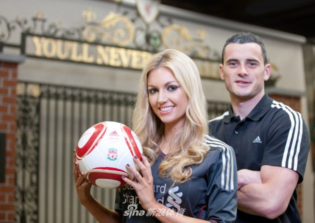 最美乳娇娘脱衣为利物浦欢呼