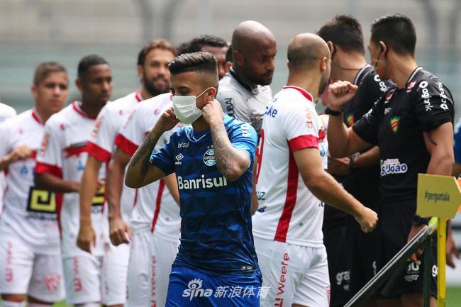 格雷米奥戴口罩出场抗议：疫情多重啊还踢比赛？