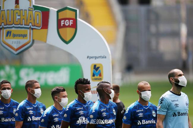 格雷米奥戴口罩出场抗议：疫情多重啊还踢比赛？