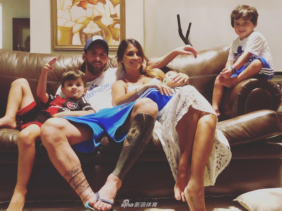 又晒全家福！梅西这一家真甜
