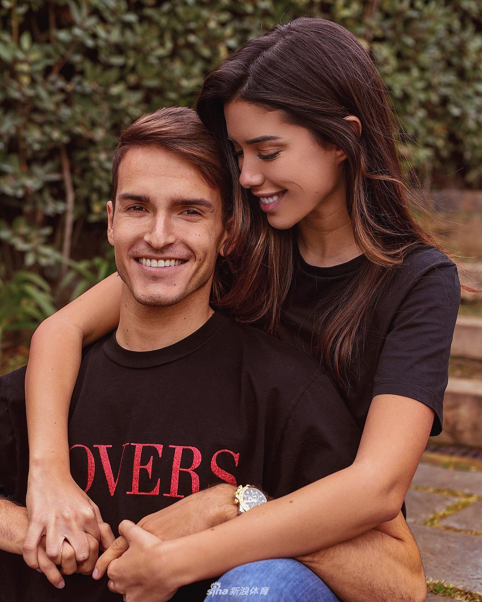 巴萨大将又撒狗粮！有这女友夫复何求？