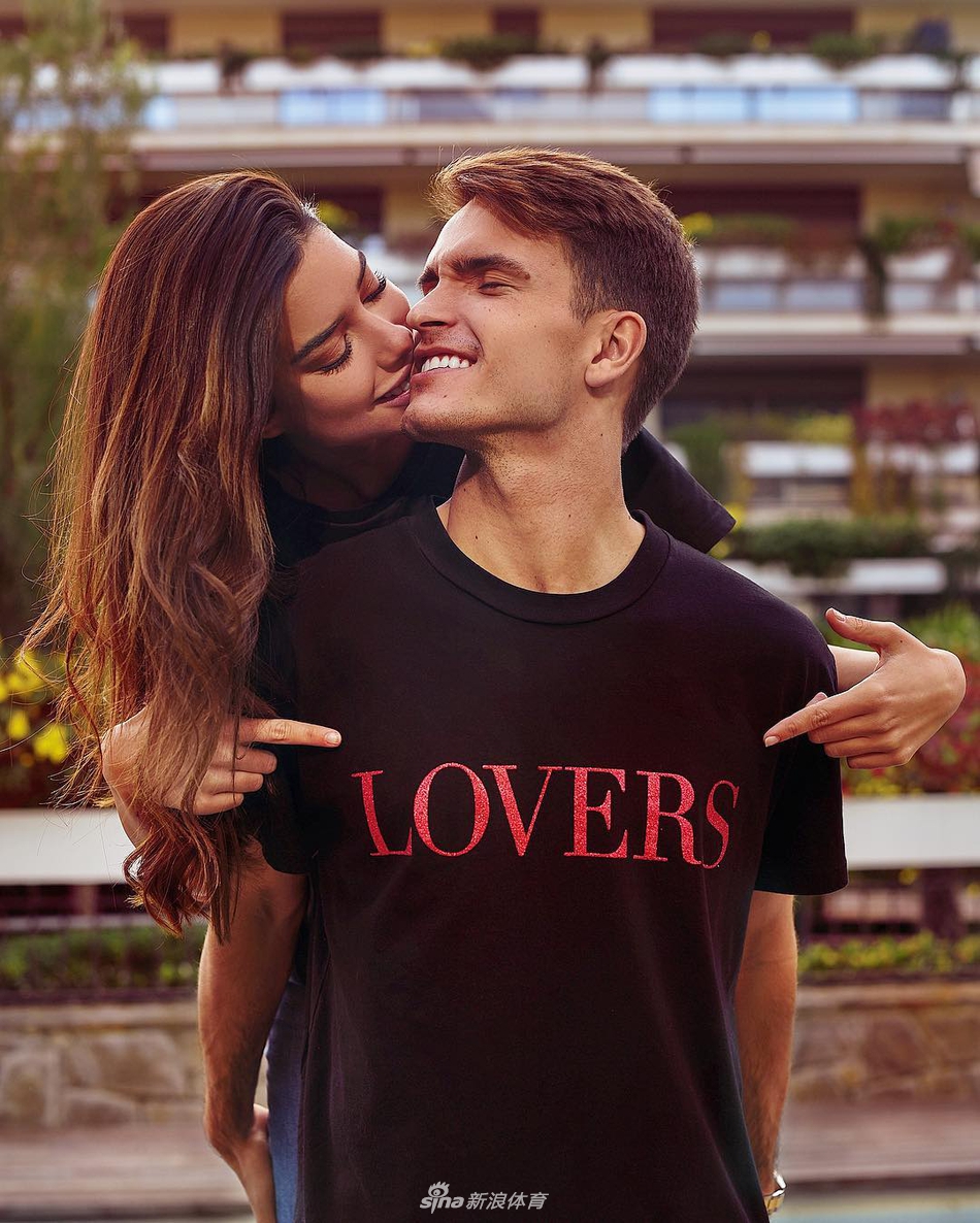 巴萨大将又撒狗粮！有这女友夫复何求？