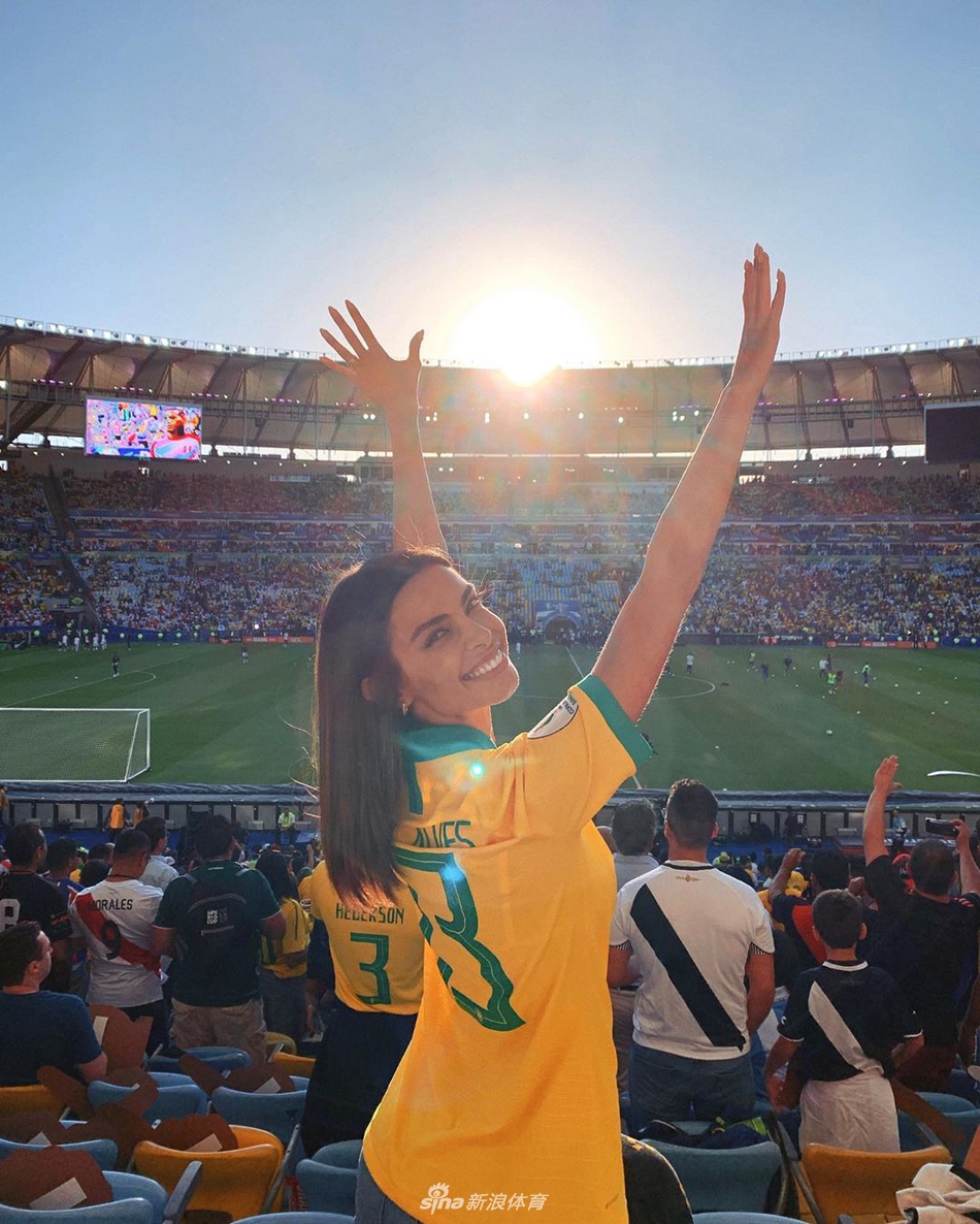 家有娇妻腿长2米！阿尔维斯太有艳福