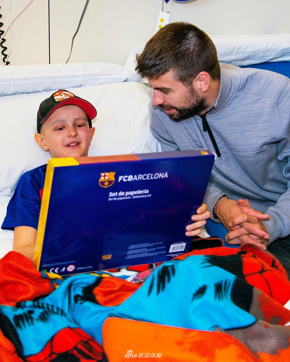 暖！巴萨球员为儿童医院送温暖