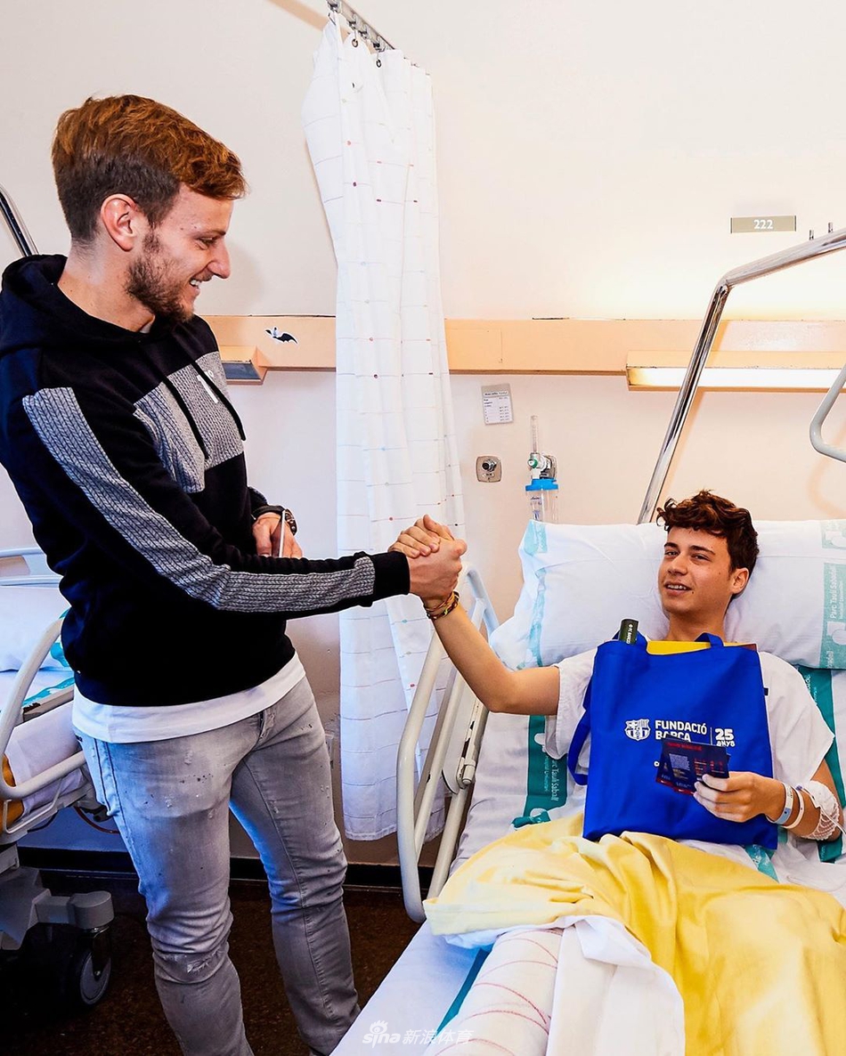 暖！巴萨球员为儿童医院送温暖