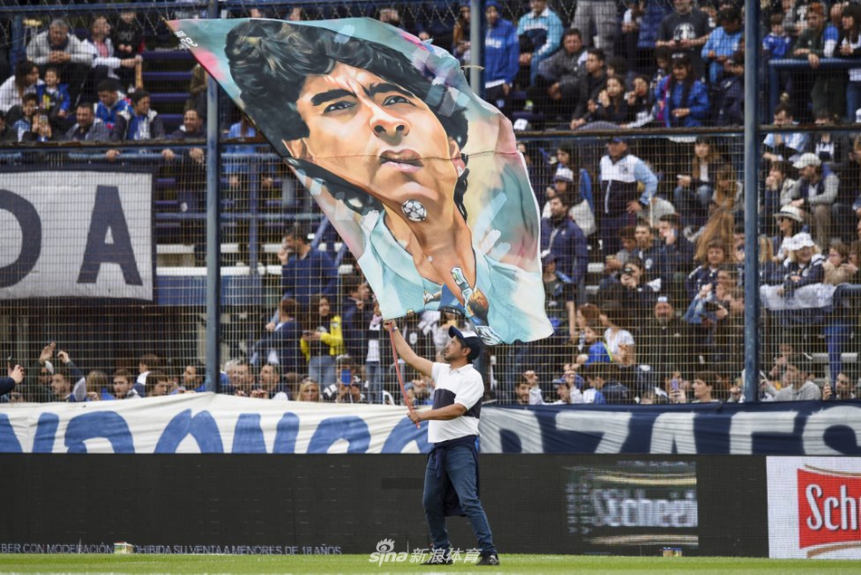 永远的神！老马重拾教鞭数万人迎接